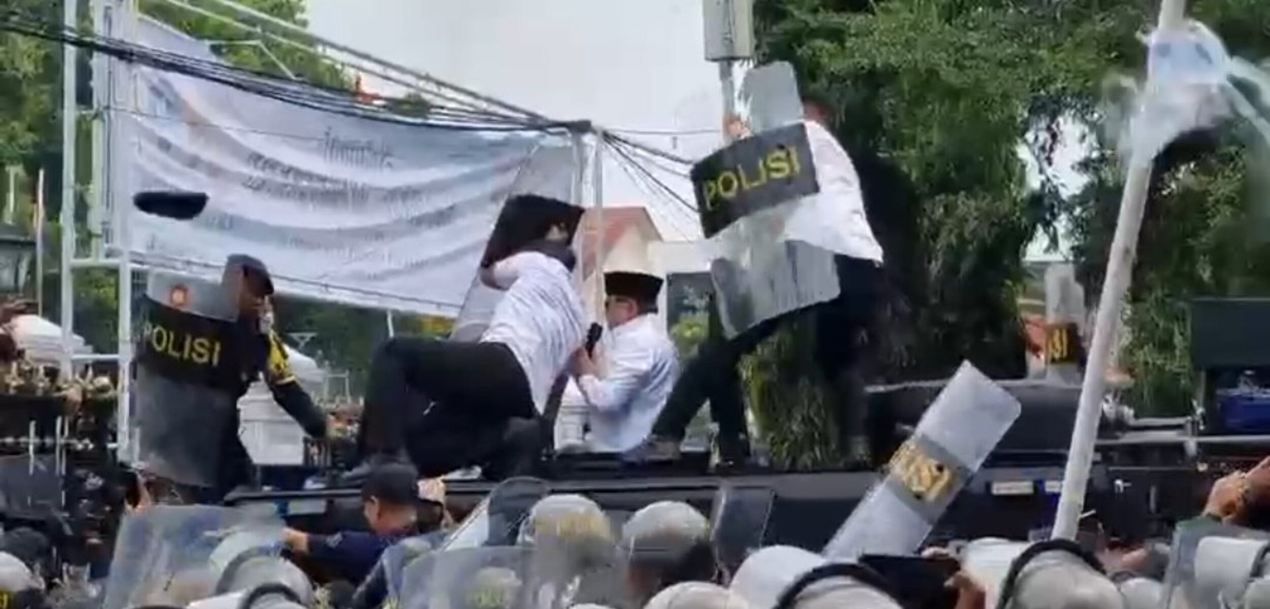 Bupati Pati, Sudewo, akhirnya menemui ratusan demonstran yang menuntutnya mundur dari jabatan. (X)