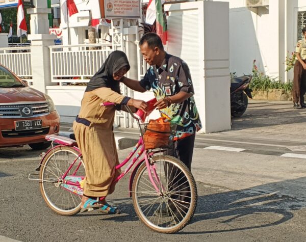 Wow! Bupati Blora Instruksikan Semua Intansi Bagikan Bendera Merah Putih Gratis Untuk Warga