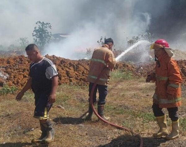 Kebakaran Hebat Landa Lahan Sampah Pabrik di Ngoro Mojokerto, 2 Hektare Hangus Terbakar