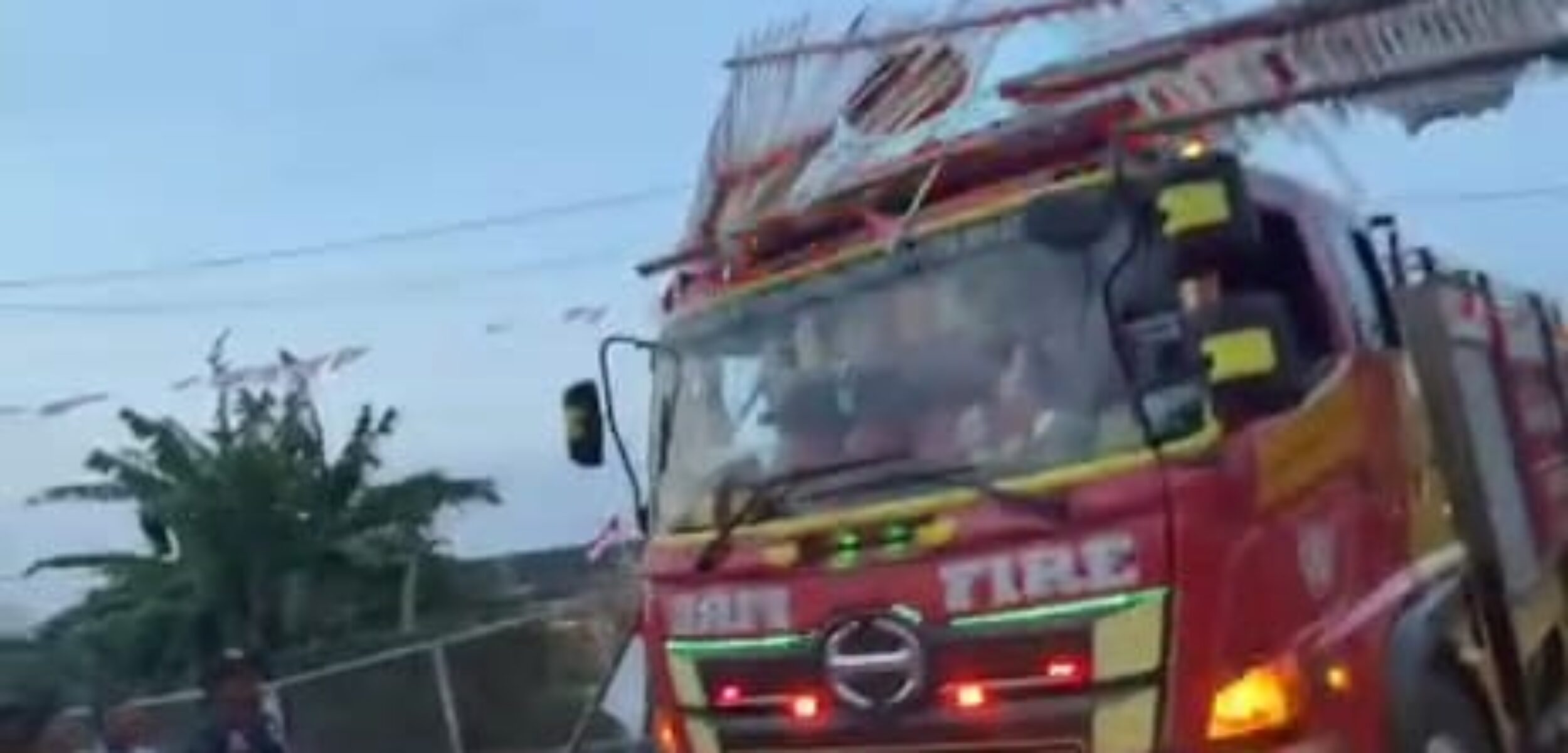 Truk Damkar saat tersangkut di gapura kemerdekaan di Desa Pungging, Kecamatan Pungging, Minggu (4/8/2025) sore (Redaksi / Kabarterdepan.com)