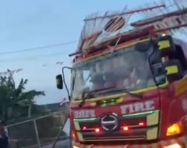 Truk Damkar Tersangkut di Gapura 17 Agustus Saat Padamkan Kebakaran di Pungging Mojokerto