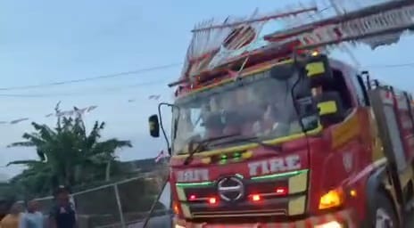 Truk Damkar saat tersangkut di gapura kemerdekaan di Desa Pungging, Kecamatan Pungging, Minggu (4/8/2025) sore (Redaksi / Kabarterdepan.com)