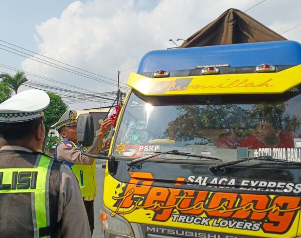 Satlantas Blora Bagikan Bendera Merah Putih Untuk Pengguna Jalan