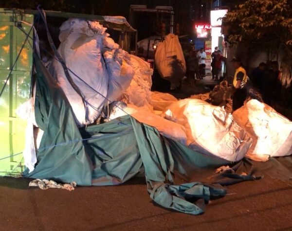 Truk Muatan Plastik Terguling di Ngoro Mojokerto, Pemotor Selamat dari Maut