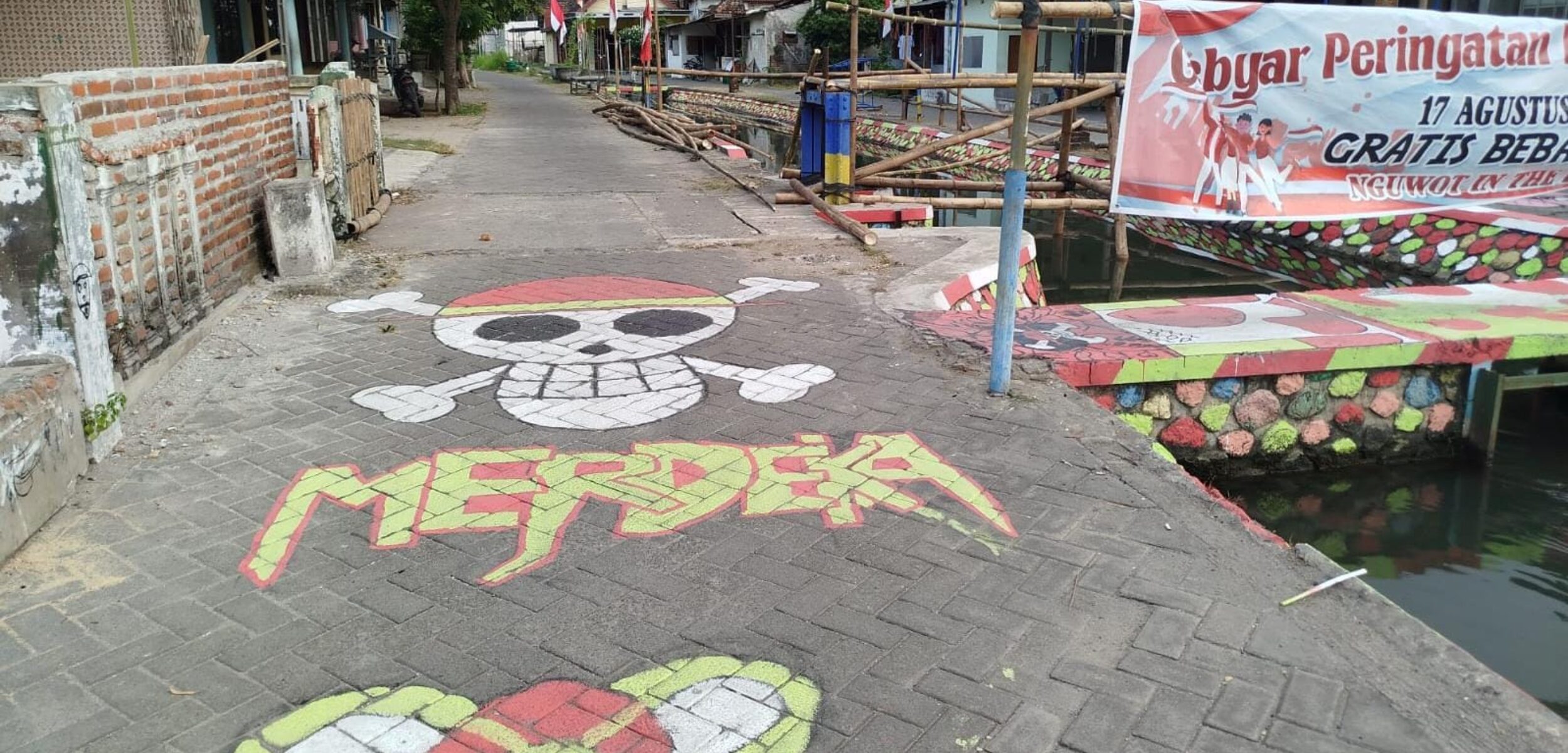 Mural One Piece (bajak laut) di jalan paving, Dusun Kauman, Desa/Kecamatan Bangsal, Kabupaten Mojokerto (Redaksi / Kabarterdepan.com)