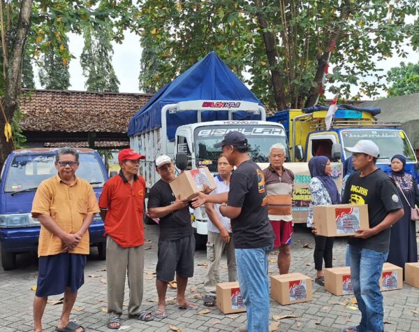 Polda DIY Bagikan Sembako dan Distribusikan Bantuan ke Sopir Truk