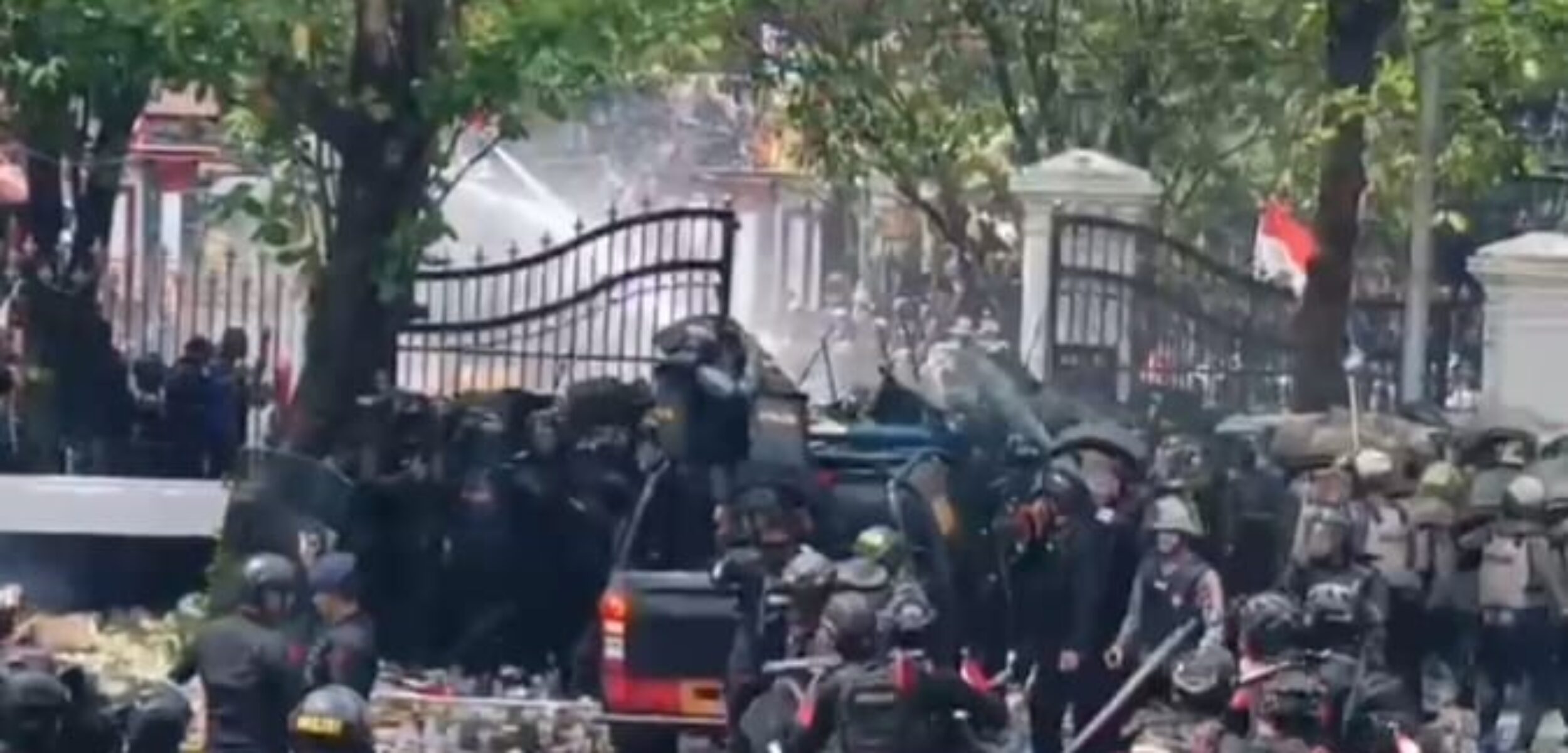 BREAKING NEWS! Kericuhan Demo di Pati, Massa Lempari Kantor Bupati dan Gedung DPRD