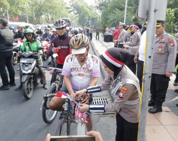 Polrestabes Surabaya Bagikan Ribuan Bendera Merah Putih dan Helm Sambut HUT Ke-80 RI