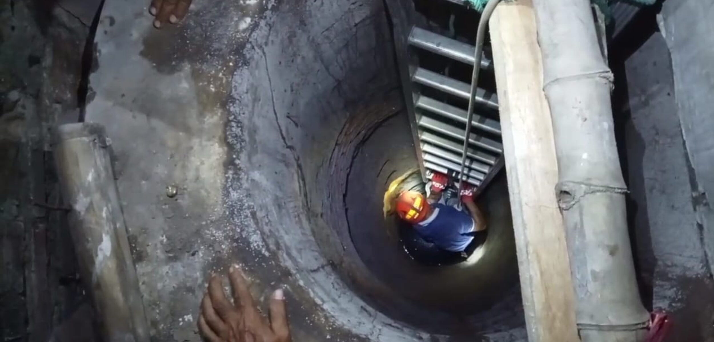 Dramatis! Petugas Damkar Mojokerto Turun ke Dasar Sumur 10 Meter untuk Selamatkan Anak Kucing