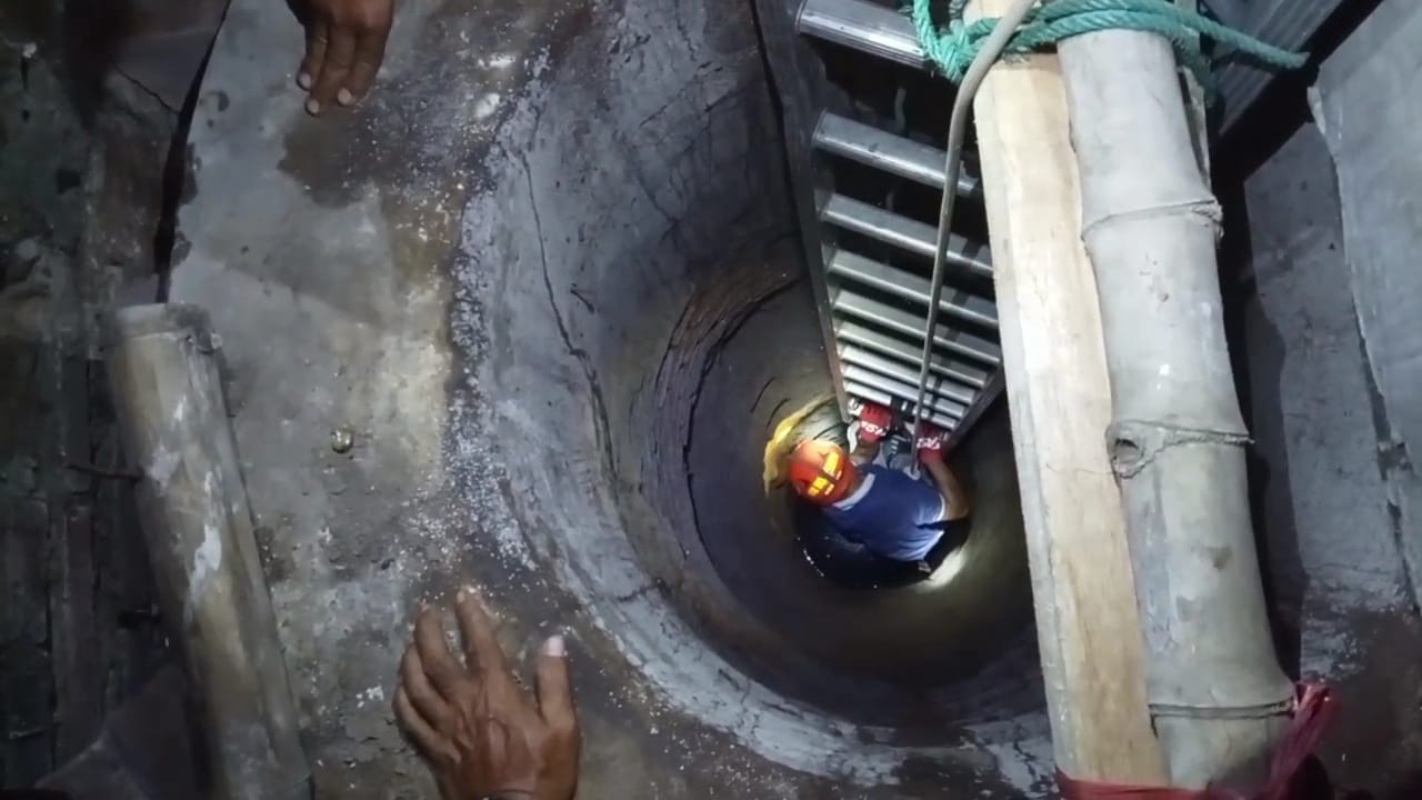 Tim gabungan relawan hendak turun ke dalam sumur di Desa Belahantengah, Kecamatan Mojosari, Kabupaten Mojokerto, Rabu 13/8/2025 (Redaksi / Kabarterdepan.com)