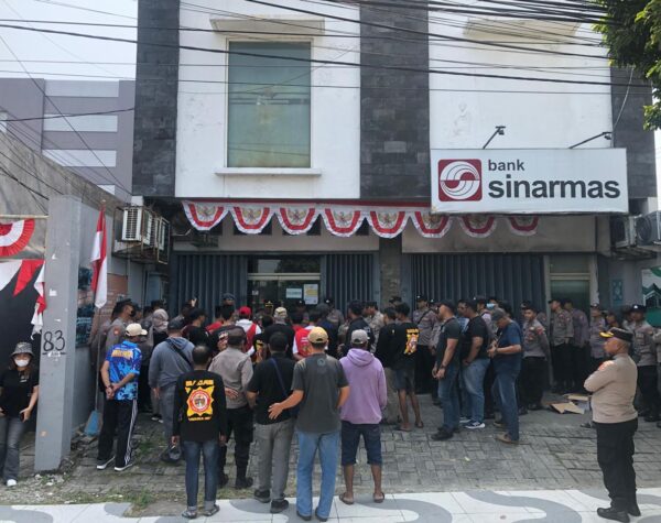 Puluhan Massa Madas Geruduk Kantor Sinarmas Finance Mojokerto, Protes Penarikan Mobil Pikap Konsumen