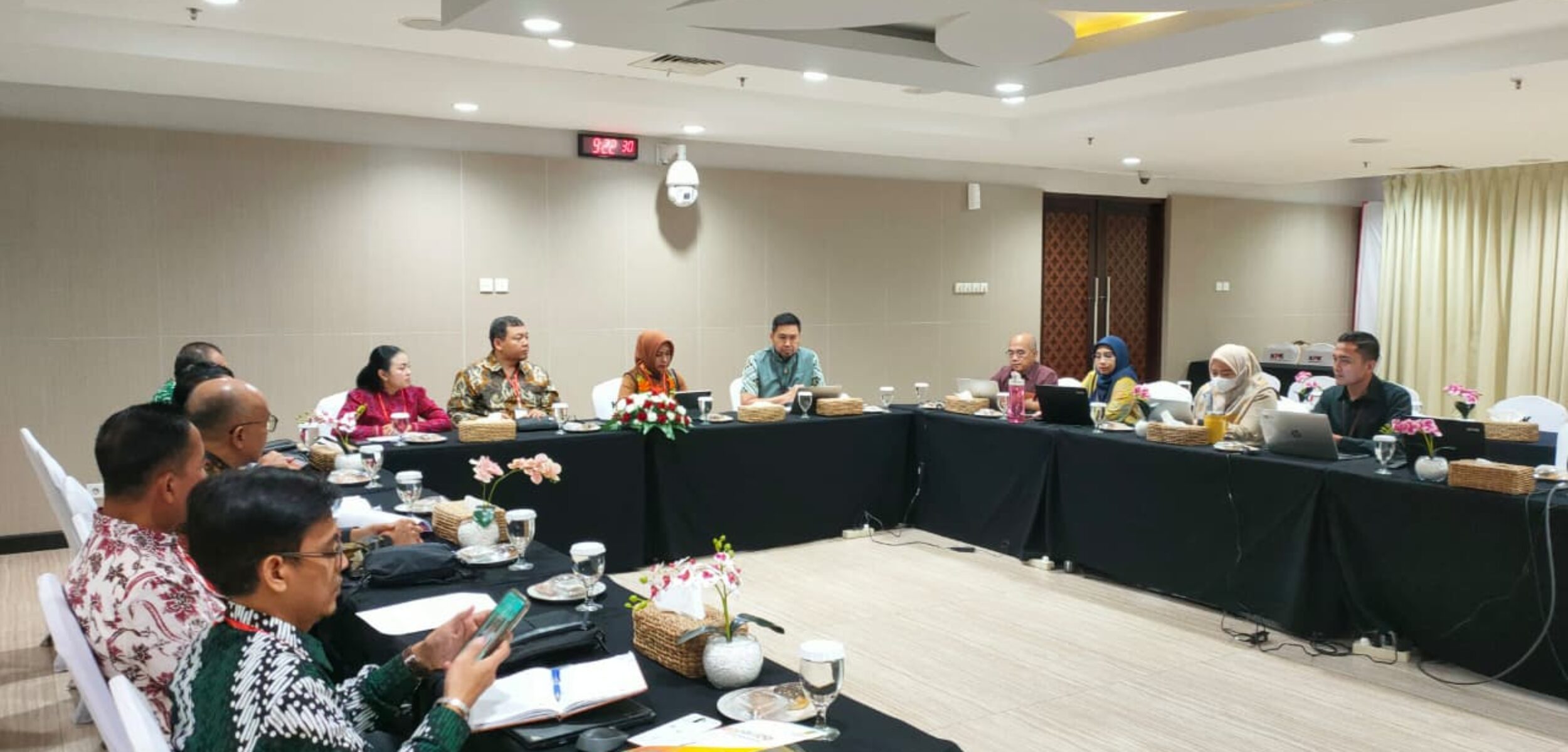 Wali Kota Mojokerto dan Ketua DPRD Kota Mojokerto berserta pejabat teras hadir memenuhi undangan KPK dalam rangka pemantauan dan evaluasi perbaikan tata kelola pemerintah daerah di Ruang Rapat Bhinneka Tunggal Ika, Gedung Merah Putih KPK, lantai 16, Jalan Kuningan Persada Kav 4 Jakarta Selatan (Kominfo Kota Mojokerto)