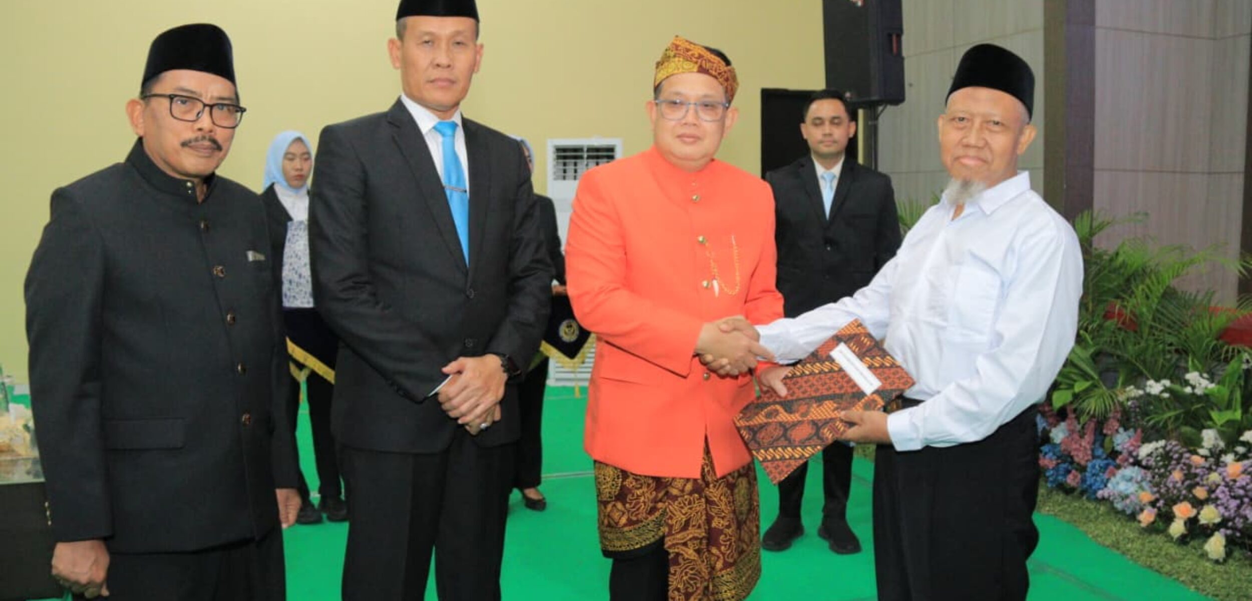 Sekda Provinsi Jatim, Adhy Karyono didampingi Kepala Kanwil Ditjenpas Jawa Timur, Kadiyono memberikan remisi kepada salah seorang warga binaan di Lapas Kelas I Surabaya, Minggu 17/8/2025 (Humas Ditjenpas Jatim)