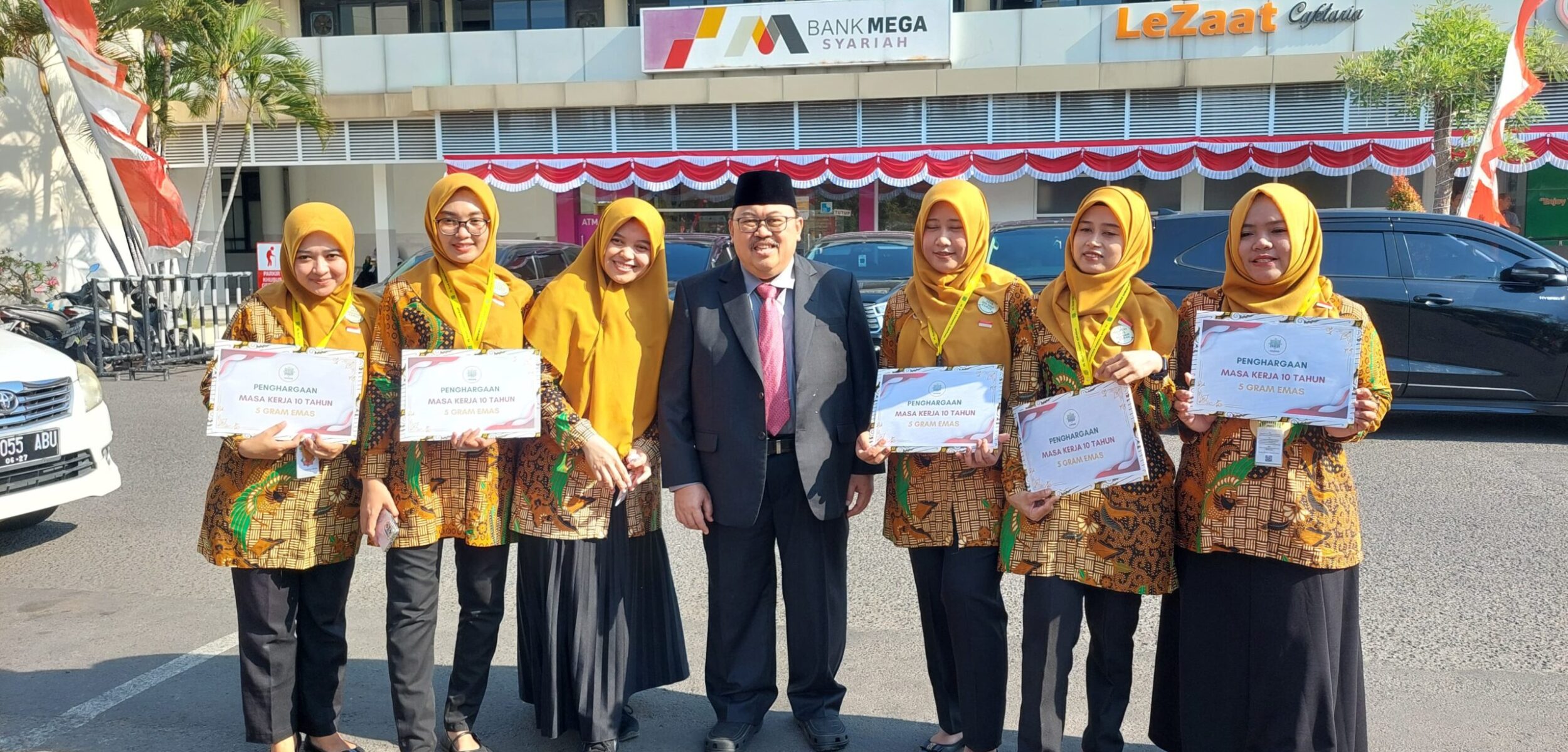 Apresiasi Loyalitas, Yarsis Hadiahi Karyawan Emas 0,9 Kg di Peringatan Kemerdekaan