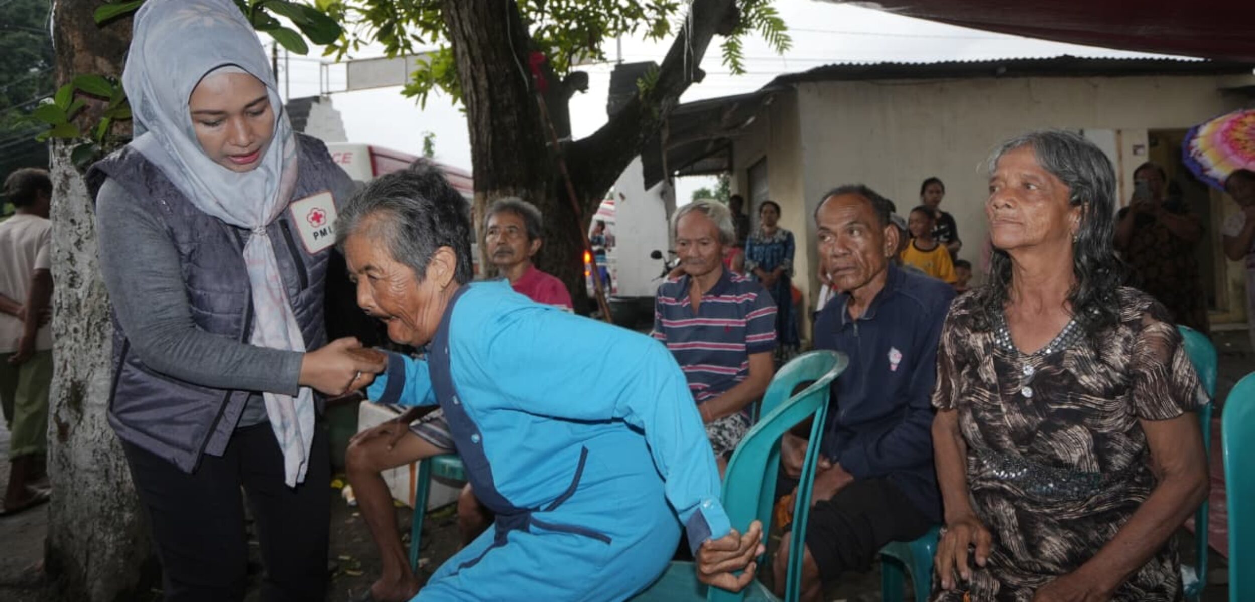Wali Kota Mojokerto yang akrab disapa Ning Ita saat membantu lansia yang terdampak banjir pada akhir tahun 2024 lalu (Kominfo Kota Mojokerto)