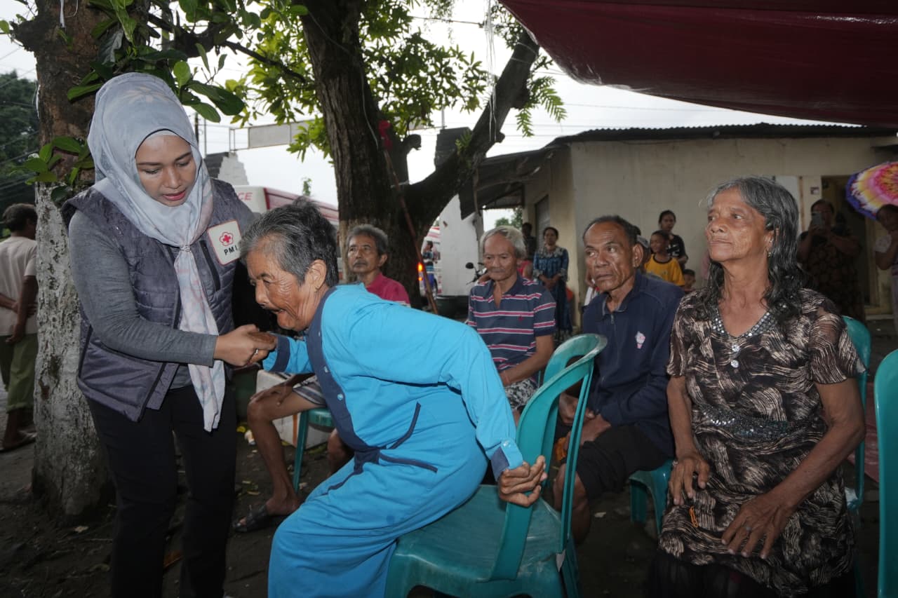Wali Kota Mojokerto yang akrab disapa Ning Ita saat membantu lansia yang terdampak banjir pada akhir tahun 2024 lalu (Kominfo Kota Mojokerto)