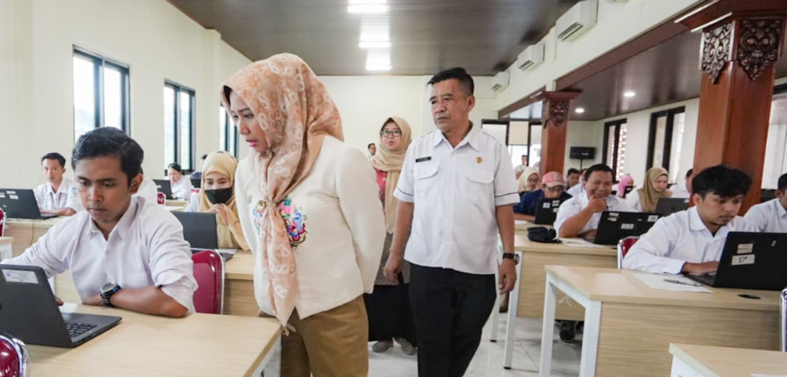 Wali Kota Mojokerto meninjau pelaksanaan Try Out CAT PPPK bagi tenaga non ASN (Kominfo Kota Mojokerto)