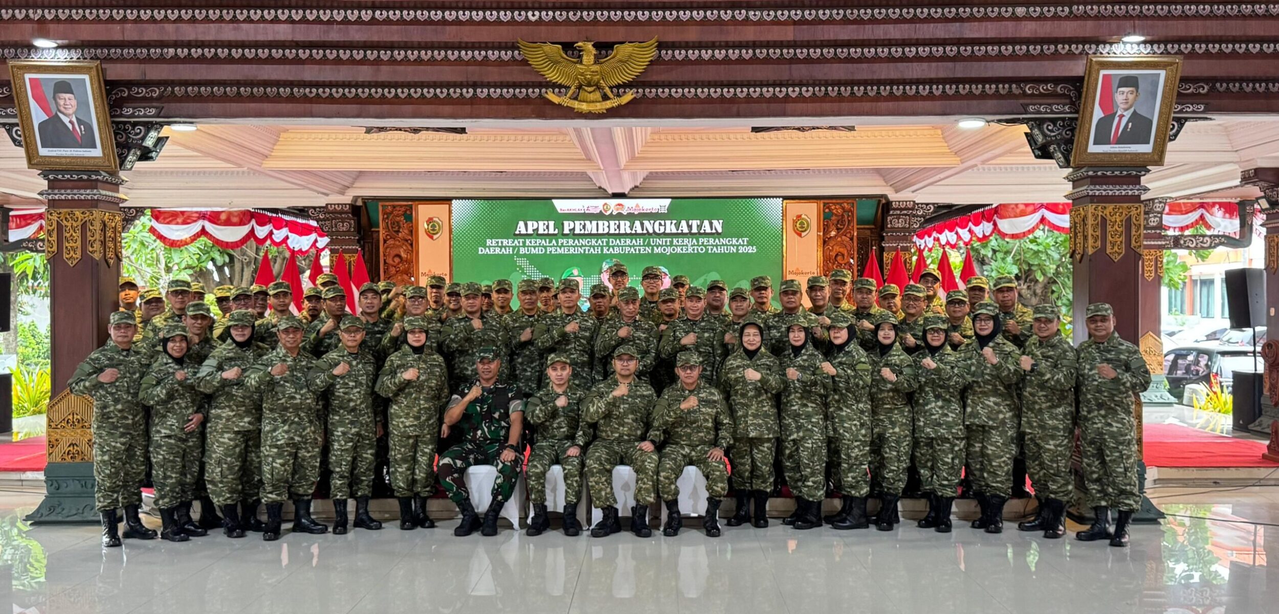 Bupati Mojokerto Muhammad Al Barra foto bersama 62 pejabat pimpinan tinggi pratama, kepala perangkat daerah, direktur BUMD, dan kepala unit kerja yang akan mengikuti kegiatan retreat. (Kominfo Kab Mojokerto)