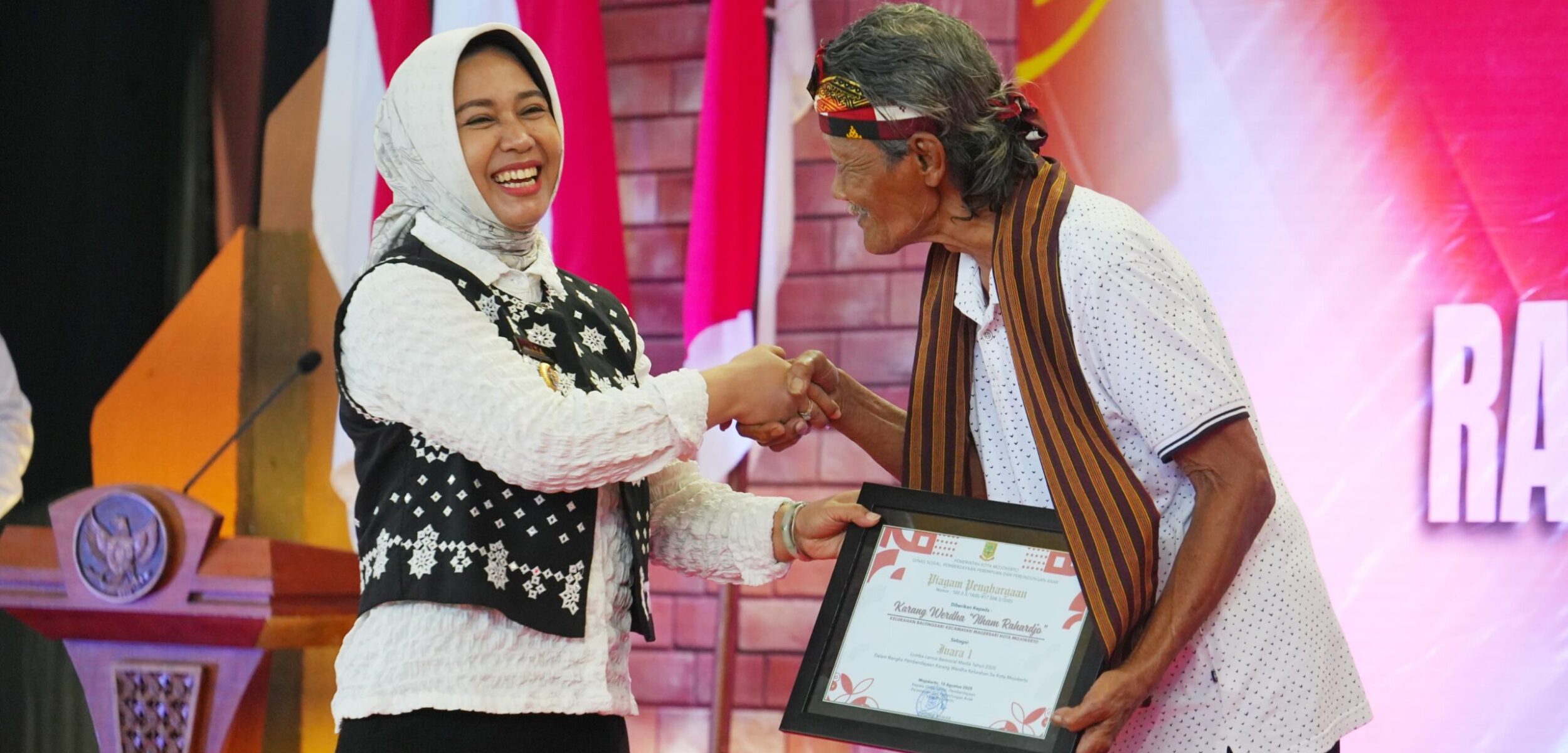 Wali Kota Mojokerto yang akrab disapa Ning Ita memberikan piagam penghargaan Juara 1 Lomba Lansia Bersosial Media kepada Karang Werdha, Ilham Rahardjo (Kominfo Kota Mojokerto)