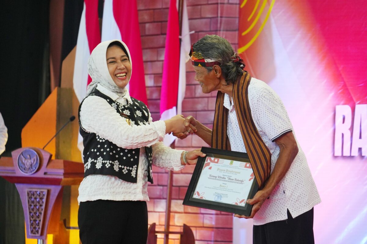 Wali Kota Mojokerto yang akrab disapa Ning Ita memberikan piagam penghargaan Juara 1 Lomba Lansia Bersosial Media kepada Karang Werdha, Ilham Rahardjo (Kominfo Kota Mojokerto)