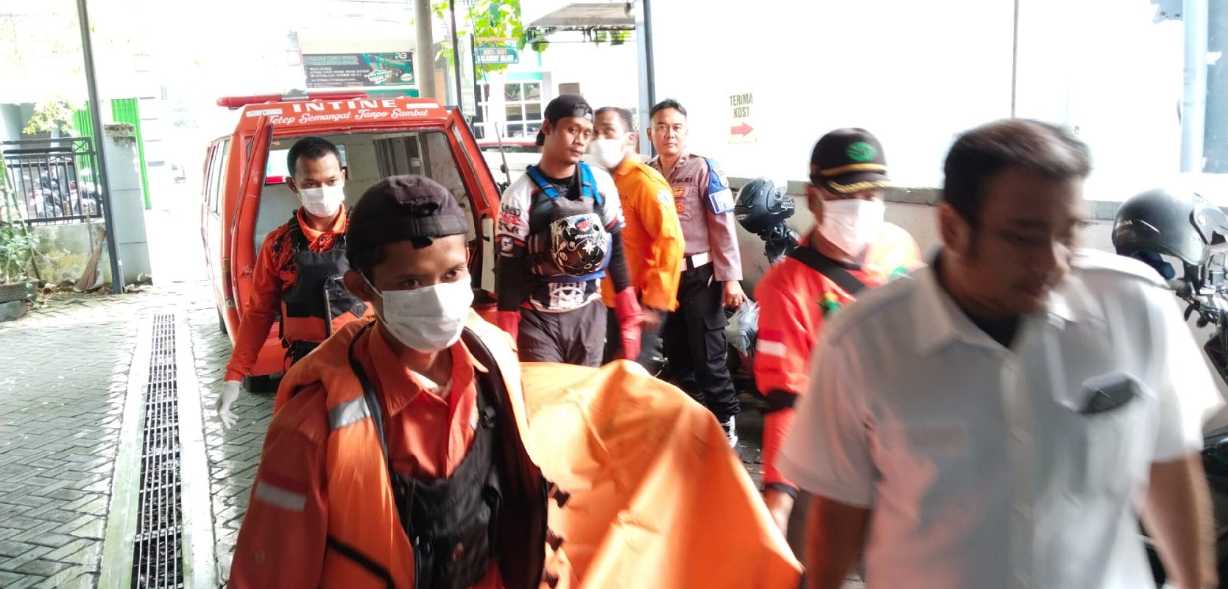 Evakuasi Dias Galih (25), warga Dusun Tapen Lor, Desa Tapen, Kecamatan Kudu, Kabupaten Jombang, yang sebelumnya dilaporkan hilang terseret arus Sungai Brantas sejak Senin (18/8/2025) (Redaksi / Kabarterdepan.com)