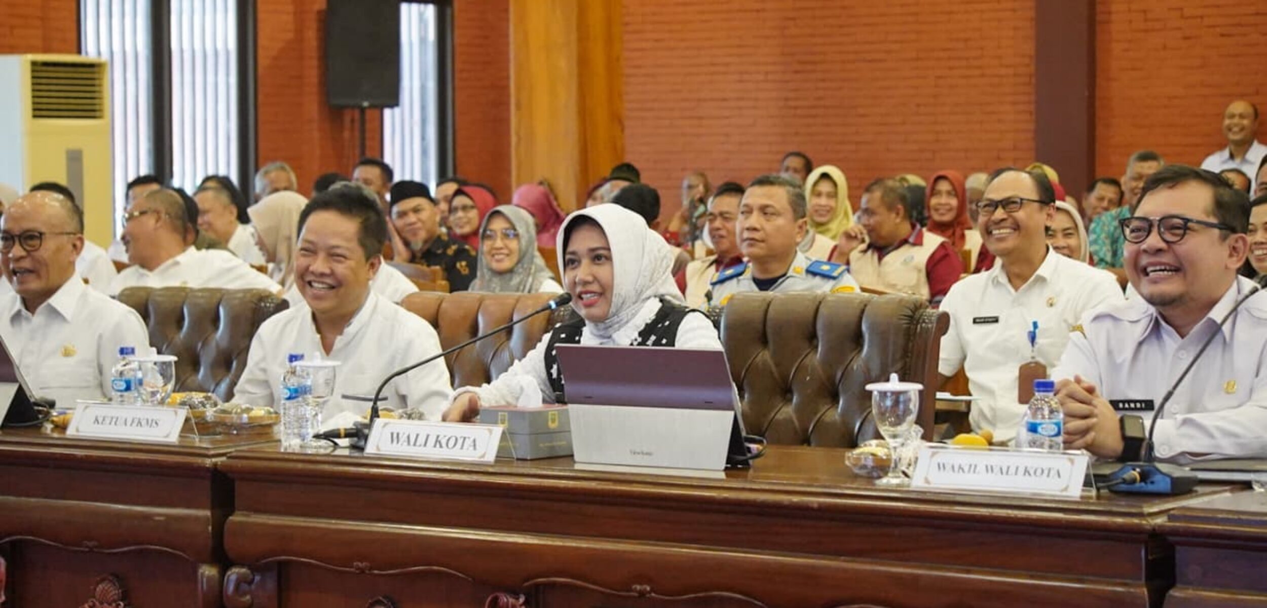 Wali Kota Mojokerto yang akrab disapa Ning Ita bersama jajaran saat mengikuti verifikasi lanjutan Kota Sehat 2025 (Kominfo Kota Mojokerto)