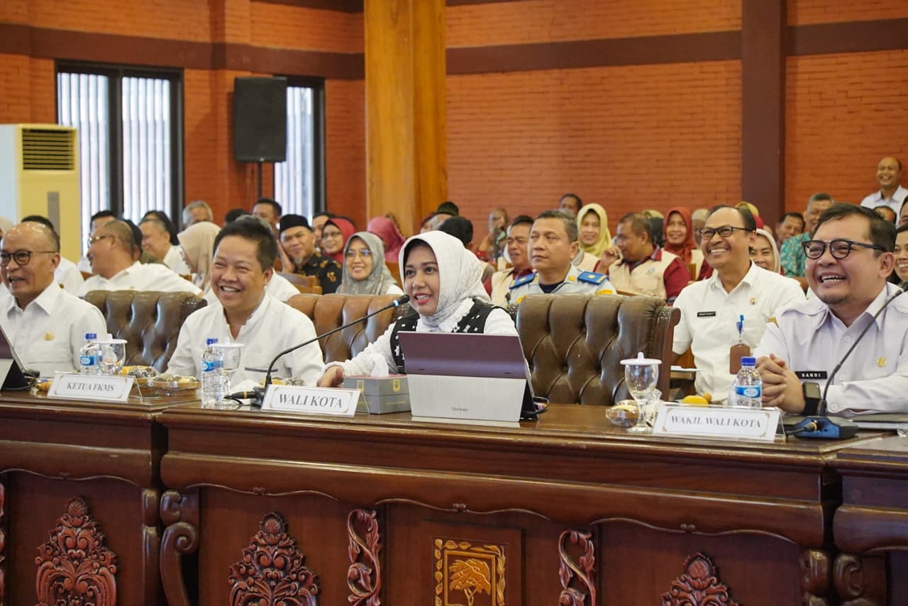 Wali Kota Mojokerto yang akrab disapa Ning Ita bersama jajaran saat mengikuti verifikasi lanjutan Kota Sehat 2025 (Kominfo Kota Mojokerto)