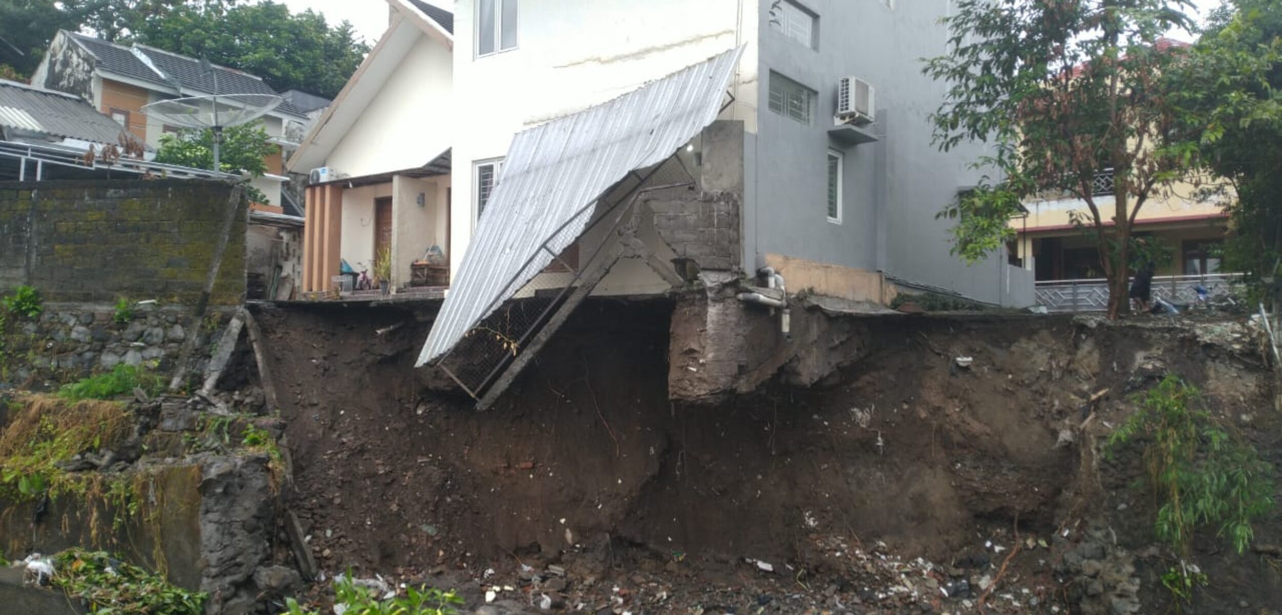 Talud Ambrol Akibat Cuaca Ektrem, Satu Rumah di Bantul Terancam Roboh