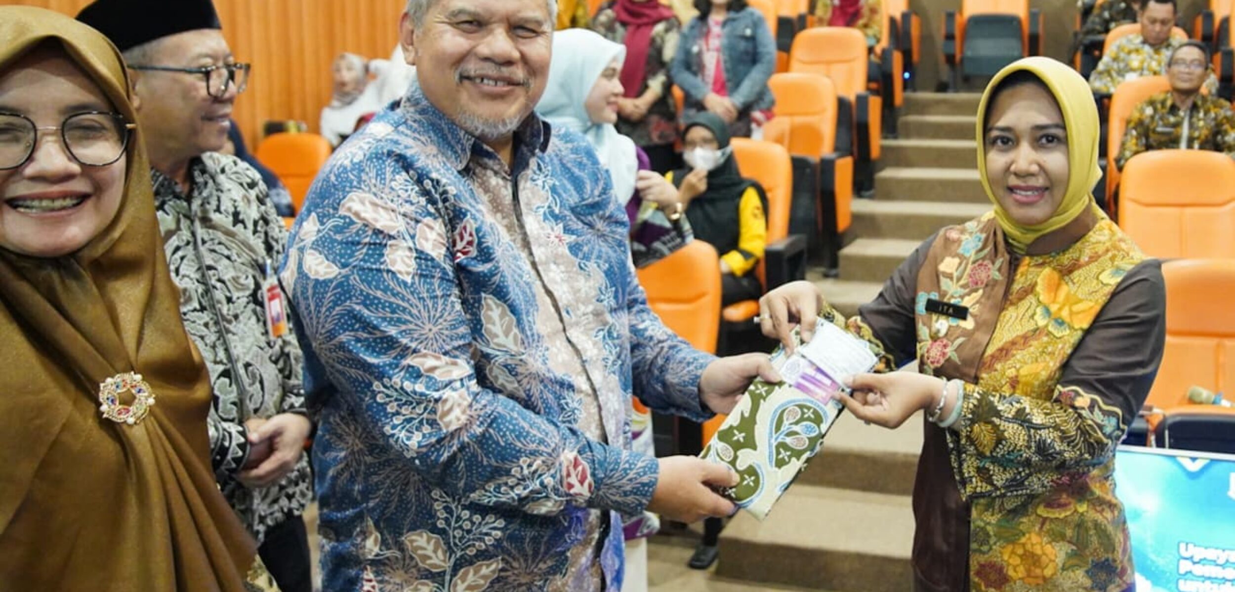 Wali Kota Mojokerto yang akrab disapa Ning Ita menerima kunjungan tim verifikasi Syariah Award Jawa Timur 2025 yang digelar oleh Komite Daerah Ekonomi dan Keuangan Syariah (KDEKS) Jawa Timur, Kamis (21/8/2025) (Kominfo Kota Mojokerto)