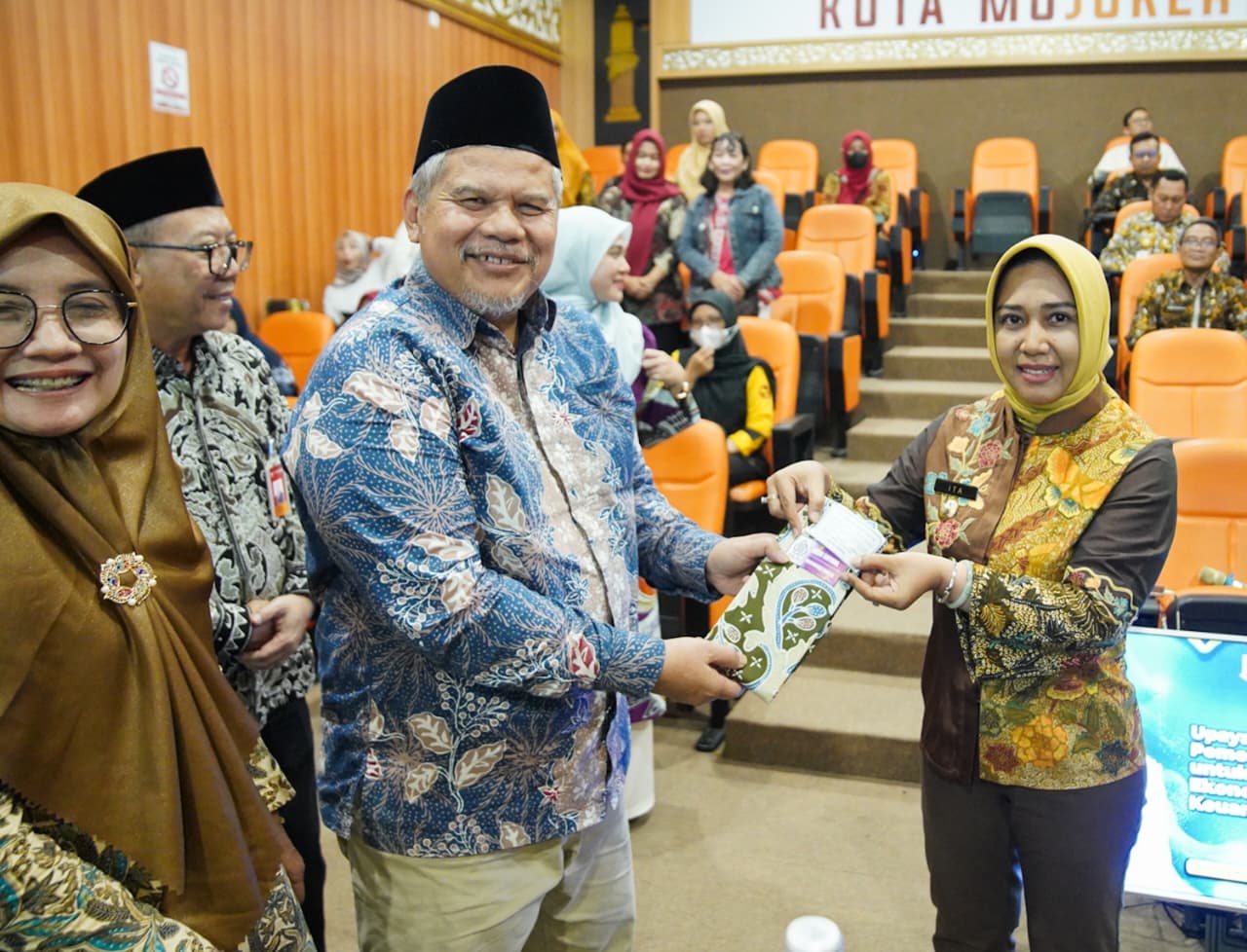 Wali Kota Mojokerto yang akrab disapa Ning Ita menerima kunjungan tim verifikasi Syariah Award Jawa Timur 2025 yang digelar oleh Komite Daerah Ekonomi dan Keuangan Syariah (KDEKS) Jawa Timur, Kamis (21/8/2025) (Kominfo Kota Mojokerto)