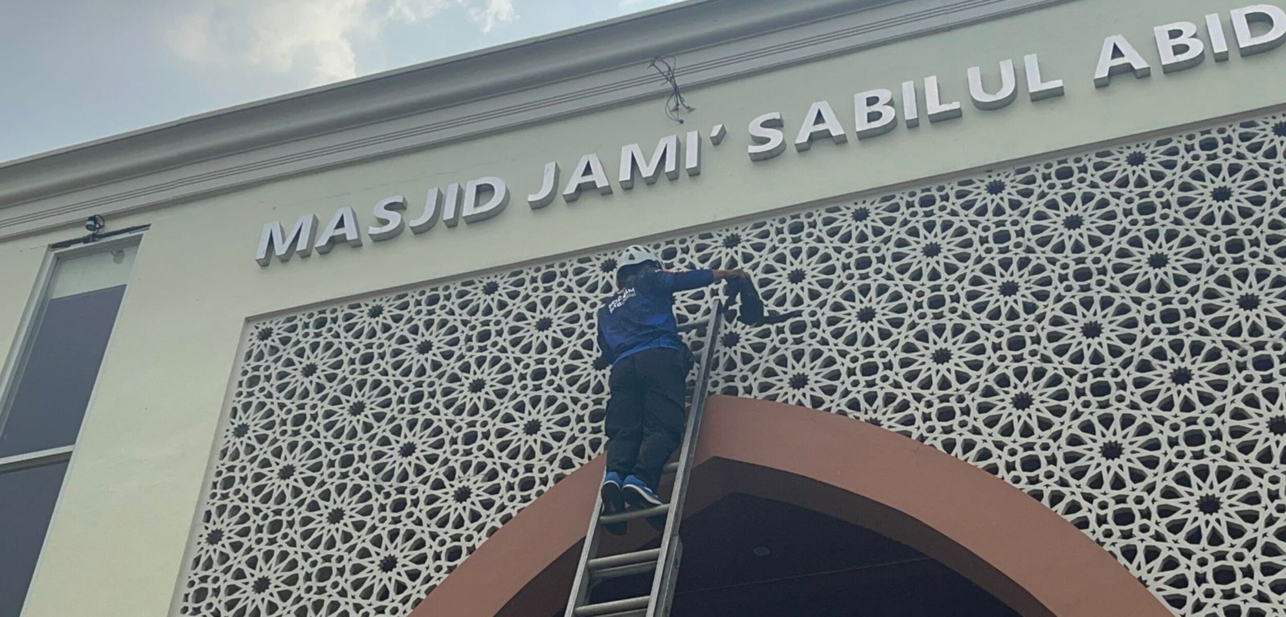 Viral! Kucing Terjebak di Ornamen Masjid Mojokerto, Petugas Damkar Turun Tangan
