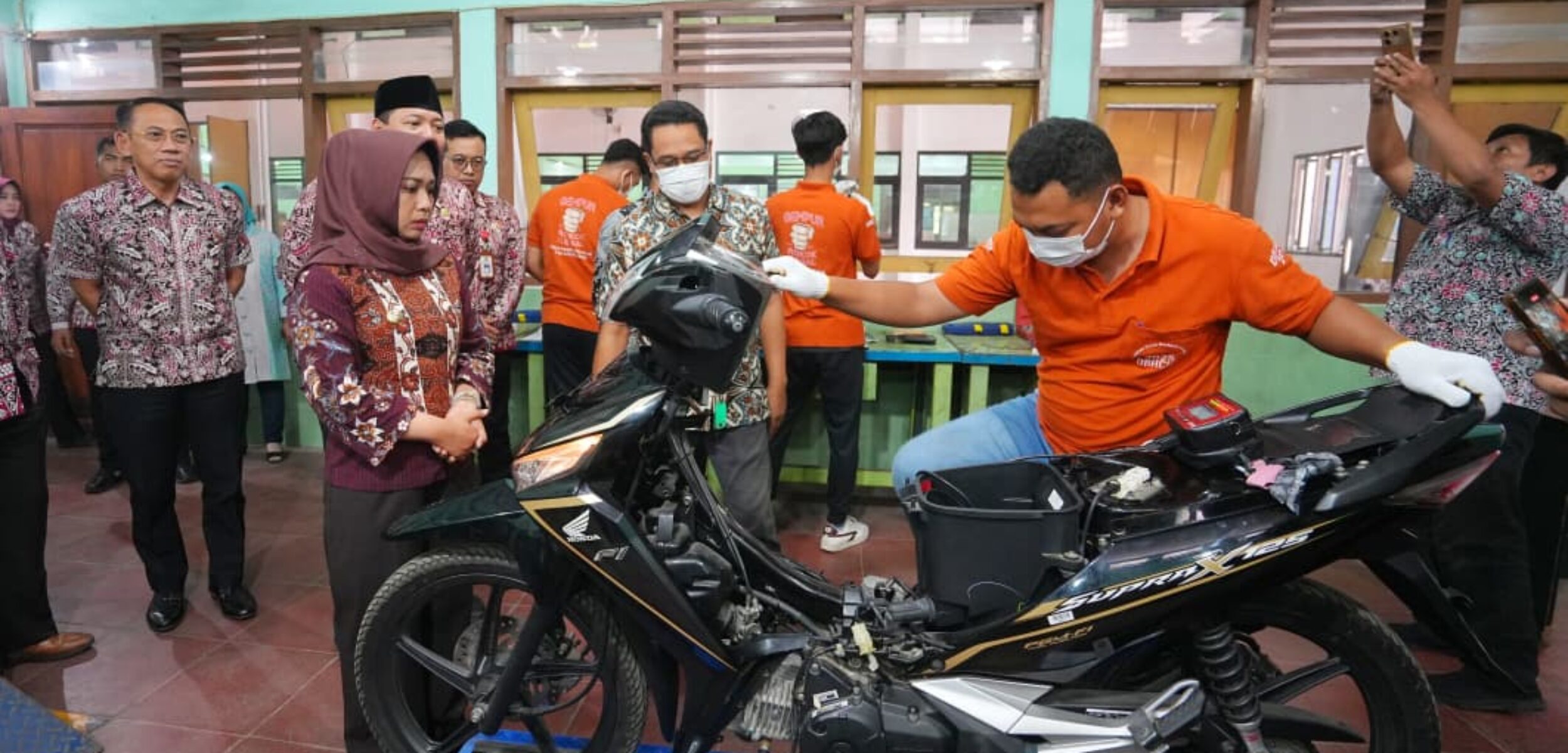 Wali Kota Mojokerto yang akrab disapa Ning Ita meninjau pelatihan servis sepeda motor injeksi, Jumat (22/8/2025) (Kominfo Kota Mojokerto)