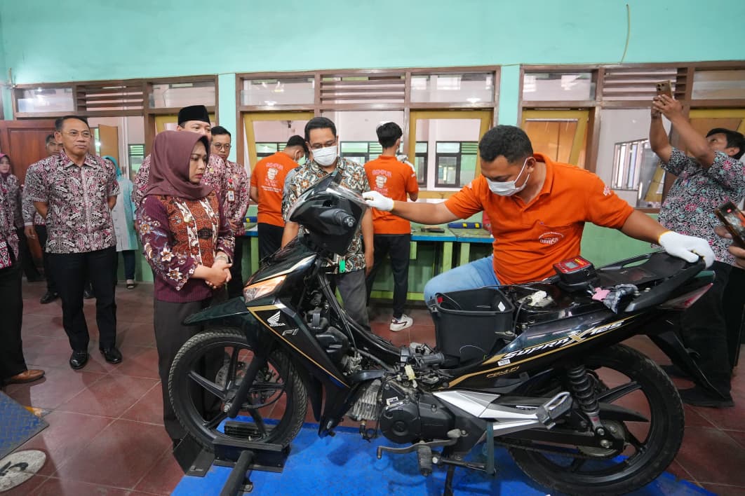 Wali Kota Mojokerto yang akrab disapa Ning Ita meninjau pelatihan servis sepeda motor injeksi, Jumat (22/8/2025) (Kominfo Kota Mojokerto)
