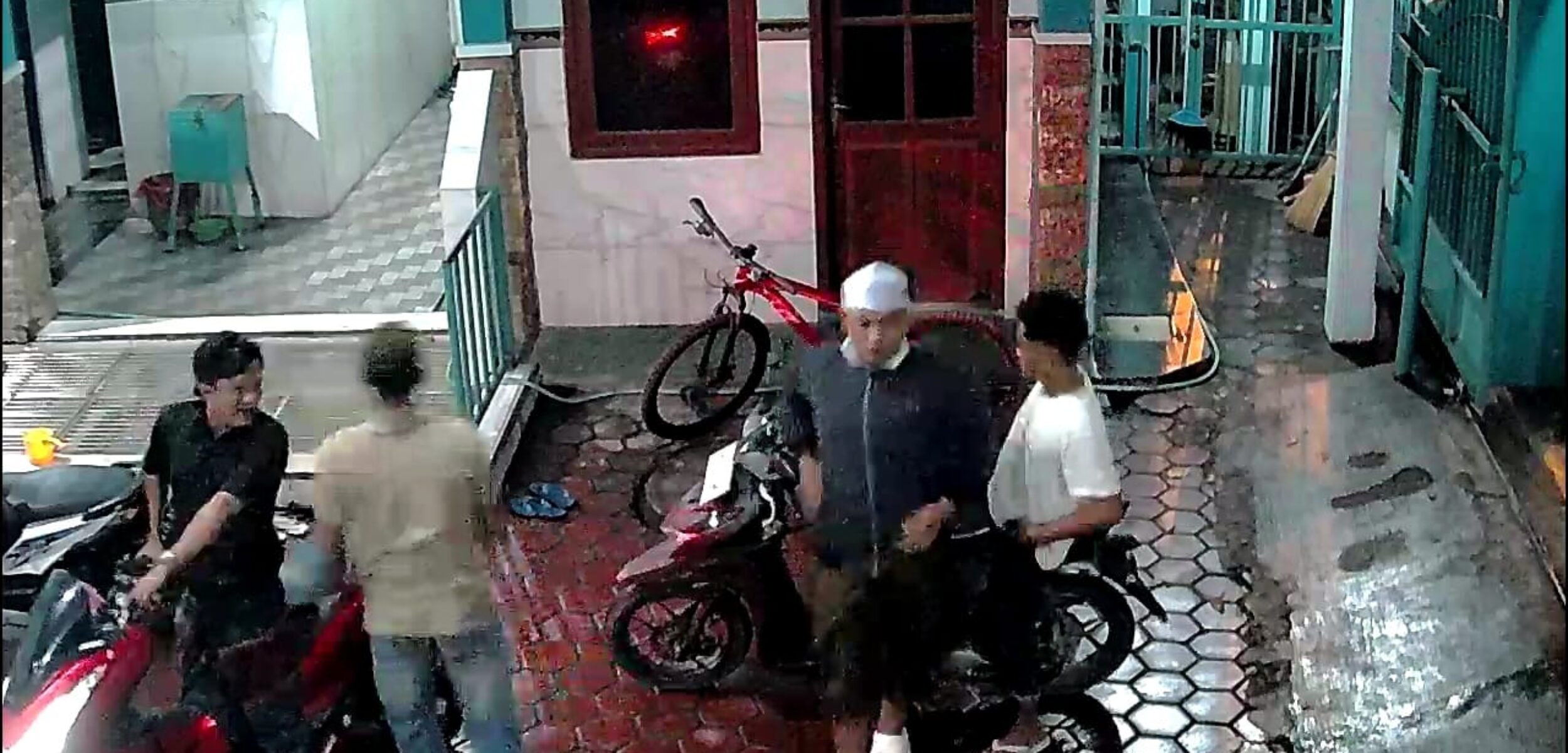 Tangkapan layar rekaman CCTV saat pelaku pencurian melakukan aksinya di halaman Masjid Besar Al Hidayah, Dusun Wonogiri, Desa Tunggalpager, Kecamatan Pungging, Sabtu (23/8/2025) sekitar pukul 04.00 WIB (Redaksi / Kabarterdepan.com)