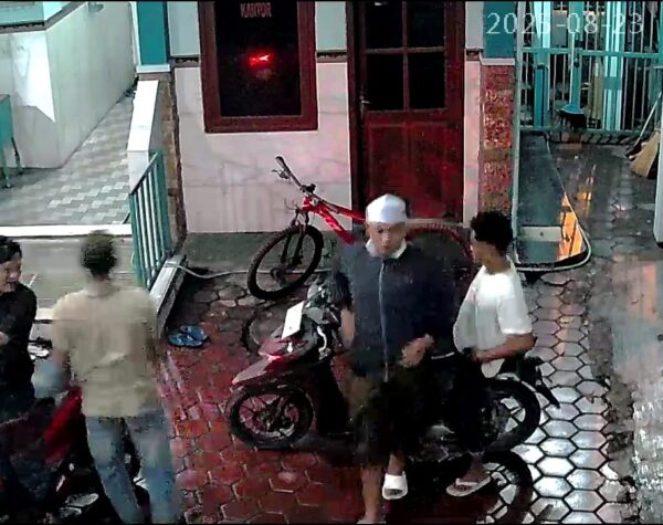 Komplotan Curanmor Gasak Motor Jamaah Salat Subuh di Masjid Depan Polsek Mojokerto, Aksi Terekam CCTV Kurang dari Satu Menit!