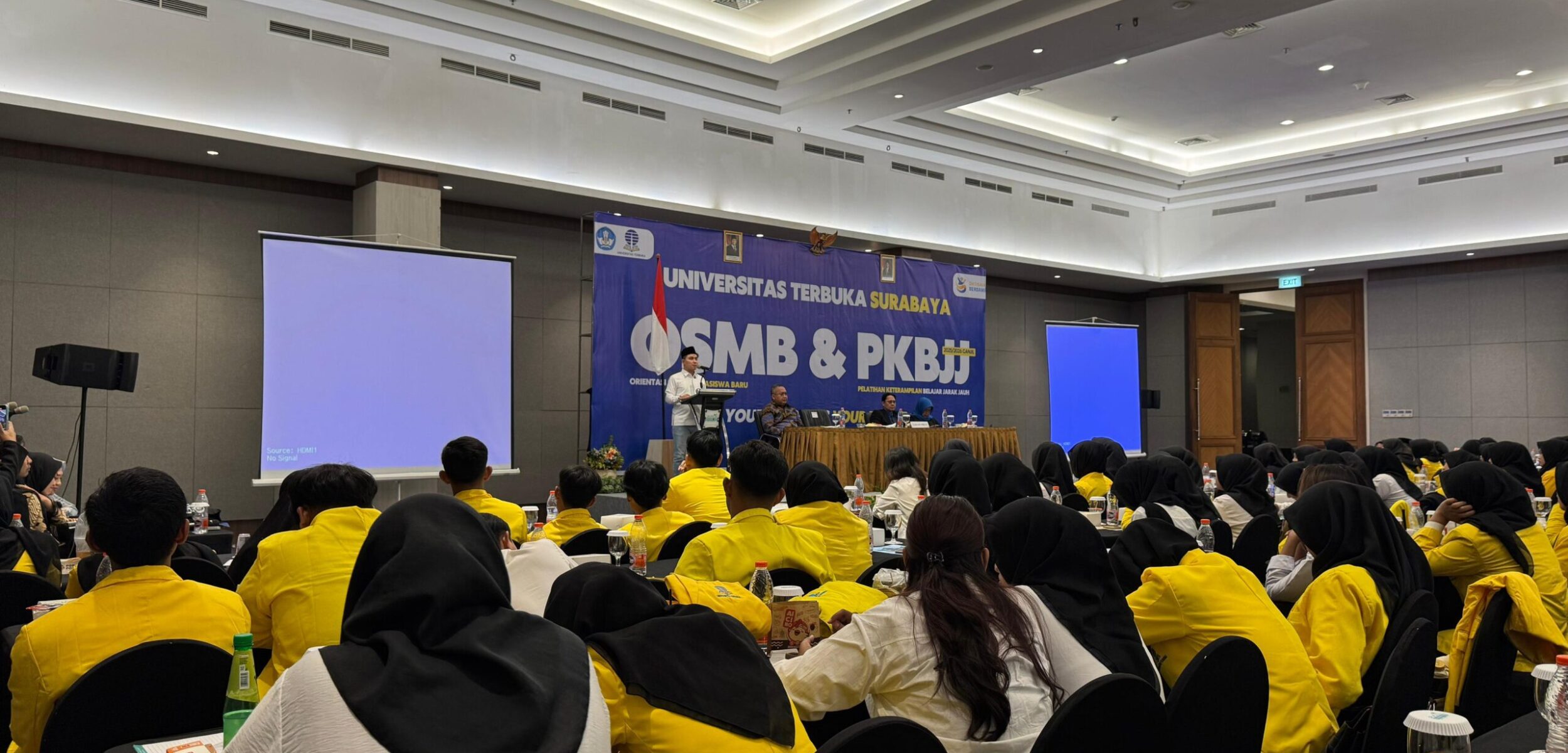 Bupati Mojokerto Muhammad Al Barra memberikan pesan mendalam kepada para mahasiswa baru Universitas Terbuka (UT) Surabaya.