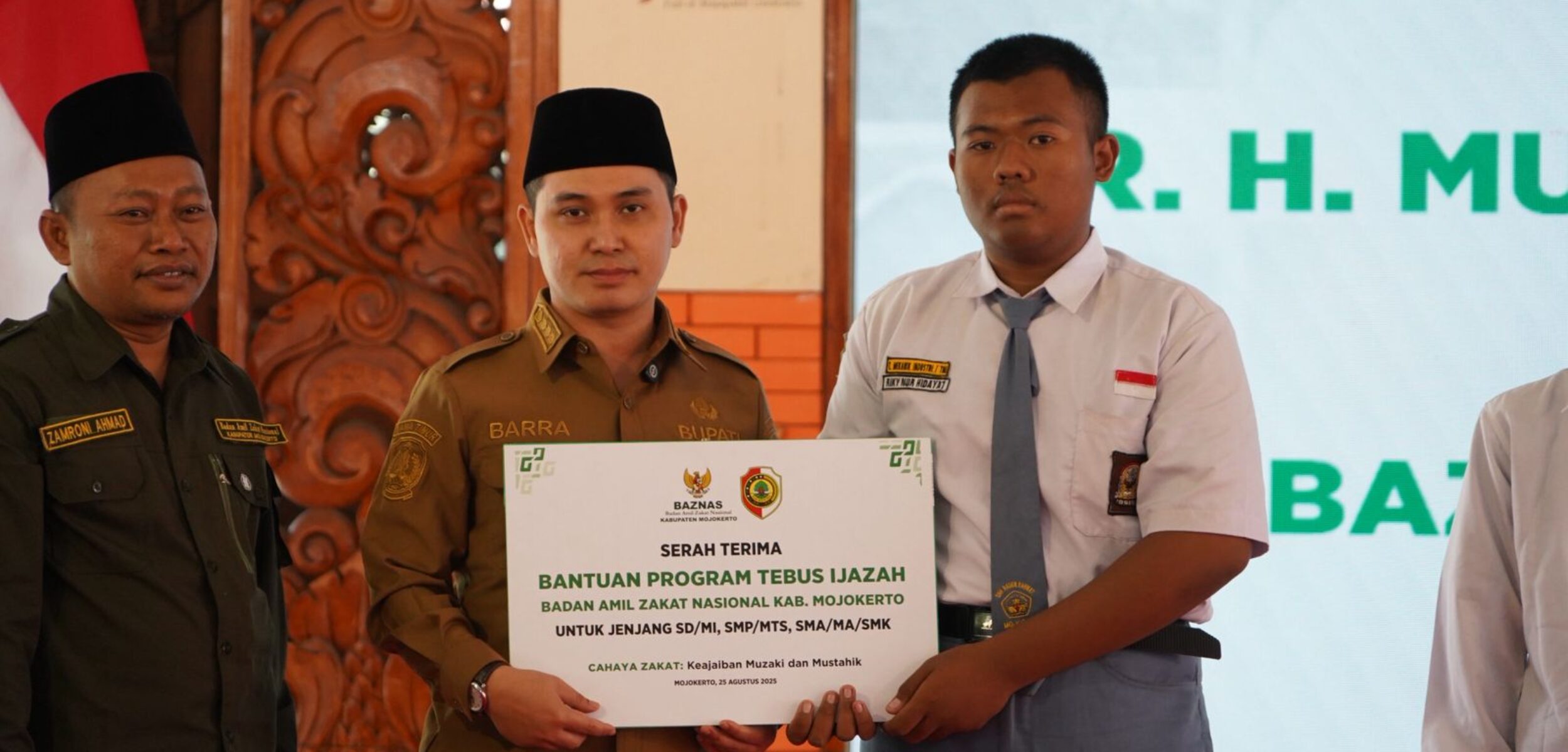 Bupati Mojokerto Muhammad Al Barra menyerahkan ijazah secara simbolis kepada 200 siswa yang sempat tertahan akibat tunggakan biaya sekolah. (Kominfo Kab Mojokerto)