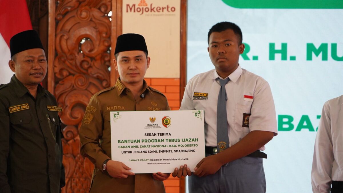 Bupati Mojokerto Muhammad Al Barra menyerahkan ijazah secara simbolis kepada 200 siswa yang sempat tertahan akibat tunggakan biaya sekolah. (Kominfo Kab Mojokerto)