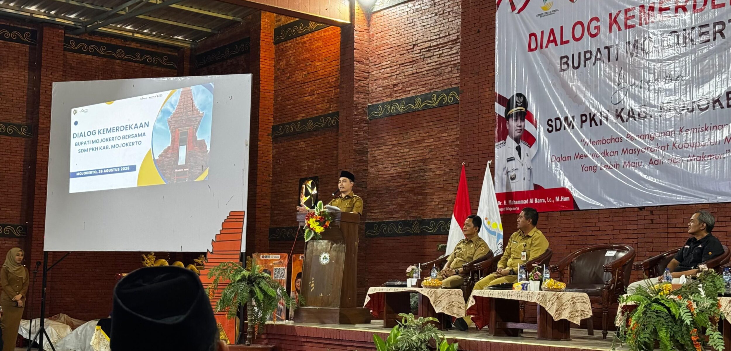 Bupati Mojokerto Muhammad Al Barra menyampaikan sambutan dalam kegiatan Dialog Kemerdekaan bersama Sumber Daya Manusia (SDM) Program Keluarga Harapan (PKH) se-Kabupaten Mojokerto. (Kominfo Kab Mojokerto)