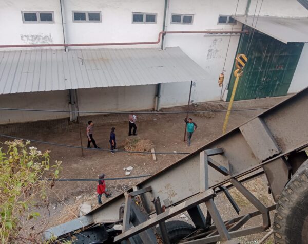 Truk Kontainer Parkir, Mendadak Jalan Sendiri, Tabrak Pagar Pabrik hingga Motor di Kawasan Industri Ngoro!