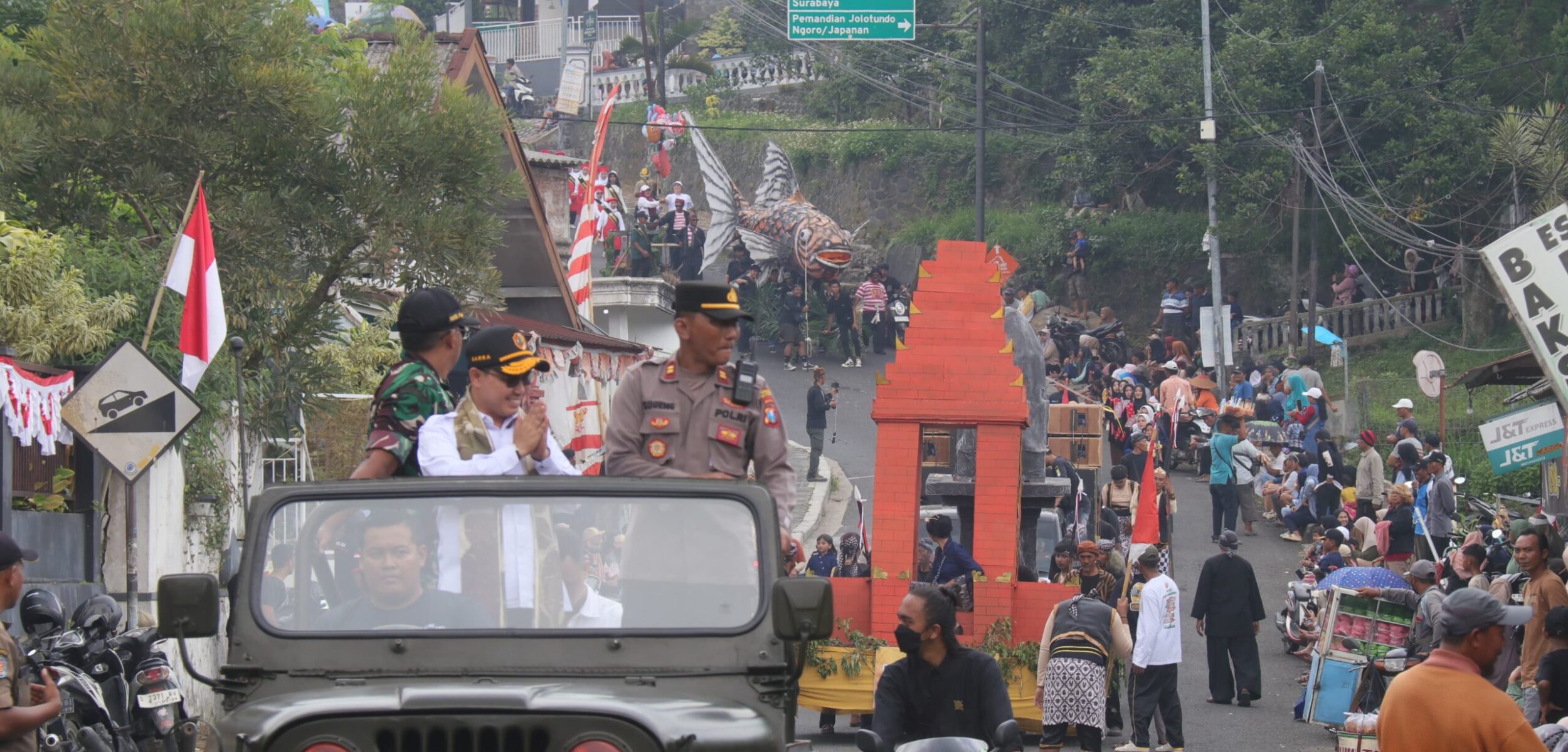 Bupati Mojokerto Muhammad Al Barra menghadiri kegiatan Pawai Budaya Kecamatan Trawas. (Kominfo Kab Mojokerto)