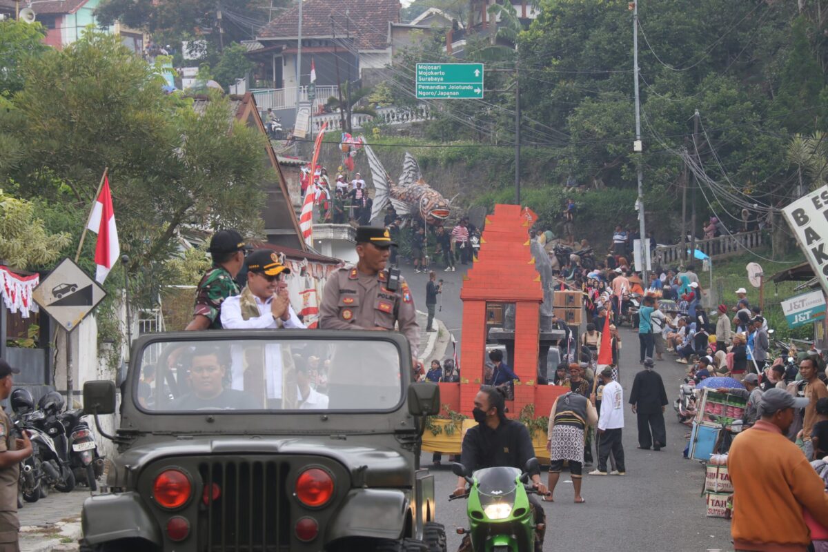 Bupati Mojokerto Muhammad Al Barra menghadiri kegiatan Pawai Budaya Kecamatan Trawas. (Kominfo Kab Mojokerto)