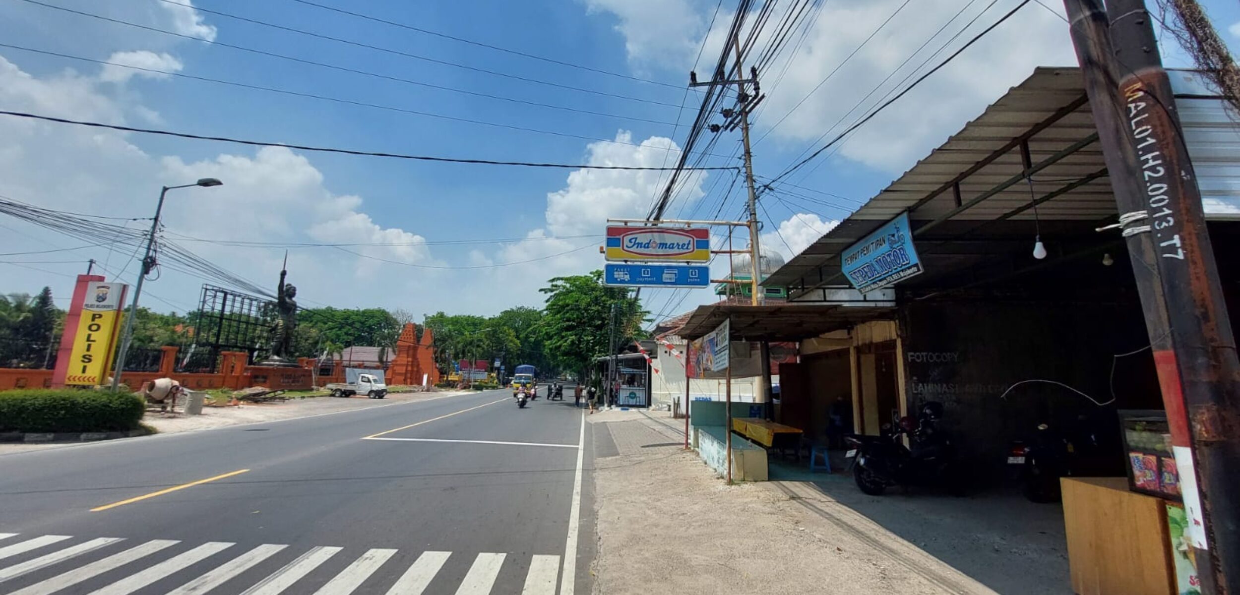 Lokasi rumah di depan / seberang Mapolres Mojokerto yang menjadi tempat pencurian, Kamis (28/8/2025) sekitar pukul 03.00 WIB (Redaksi / Kabarterdepan.com)