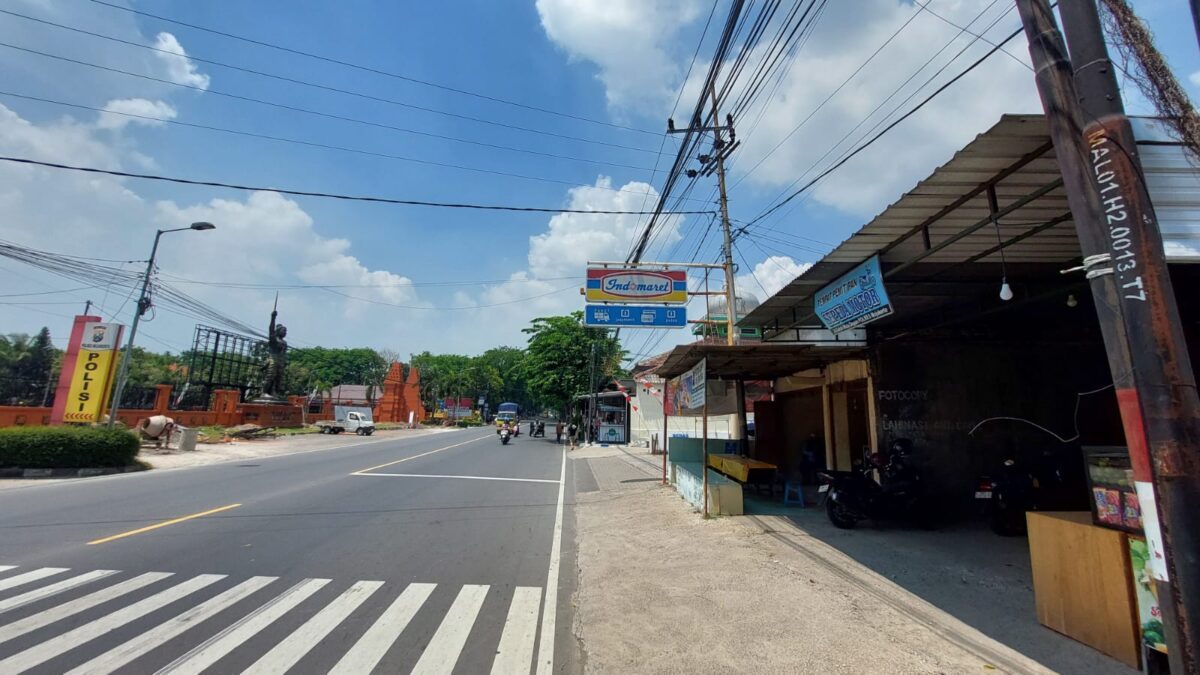 IMG 20250829 WA0154 1 Lokasi rumah di depan / seberang Mapolres Mojokerto yang menjadi tempat pencurian, Kamis (28/8/2025) sekitar pukul 03.00 WIB (Redaksi / Kabarterdepan.com)