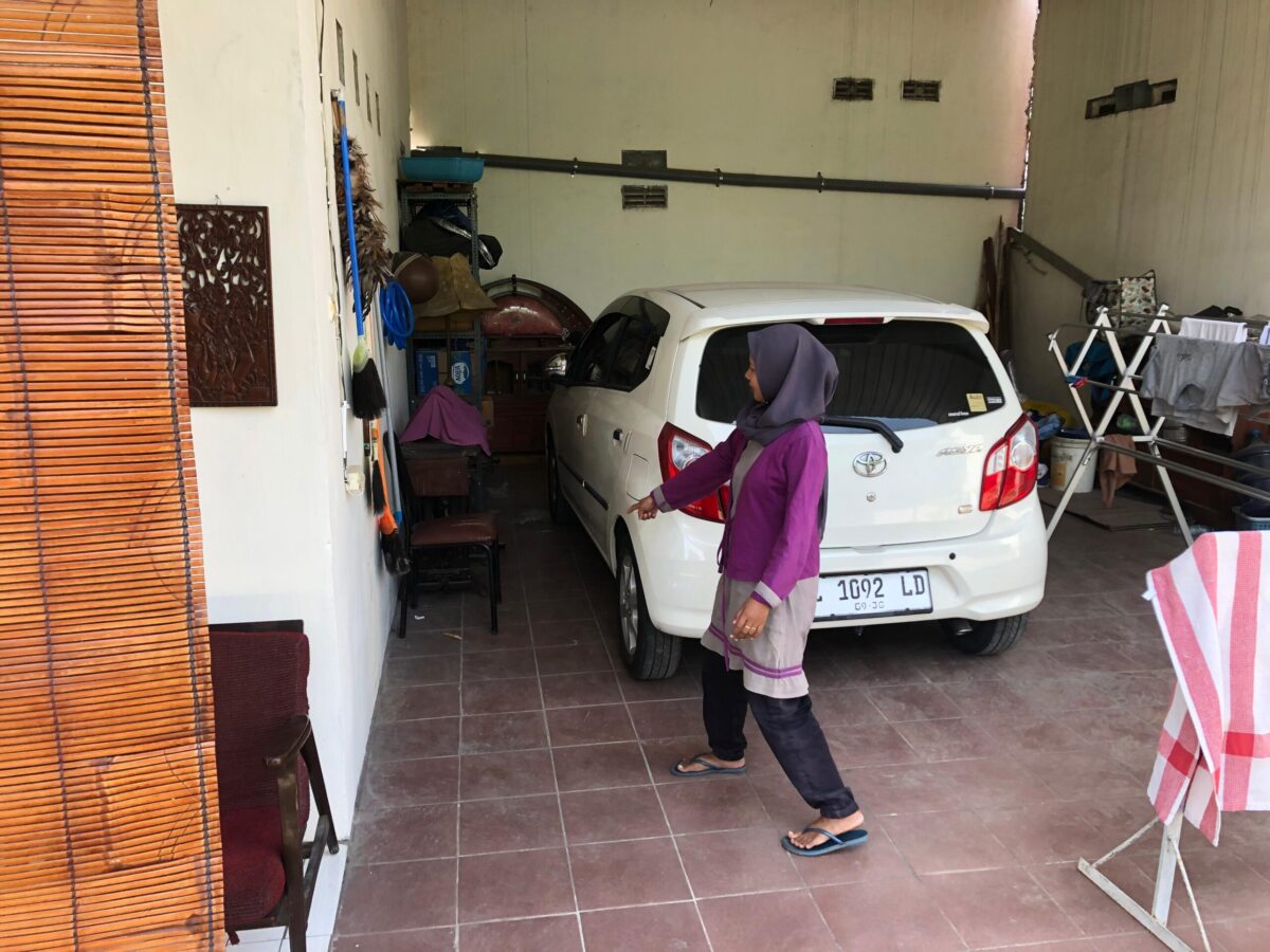 IMG 20250829 WA0155 2 Korban sedang menunjukkan lokasi sepeda motor yang hilang karena dicuri (Redaksi / Kabarterdepan.com)