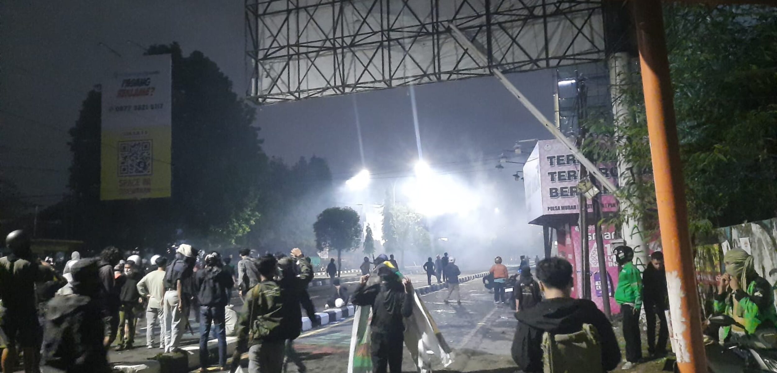 Aksi Massa di Mapolda DIY Ricuh, Dua Mobil Terbakar, Polisi Tembakkan Gas Air Mata