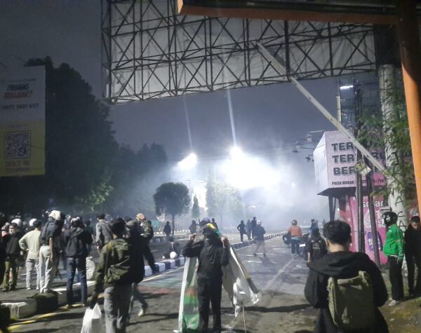 Aksi Massa di Mapolda DIY Ricuh, Dua Mobil Terbakar, Polisi Tembakkan Gas Air Mata