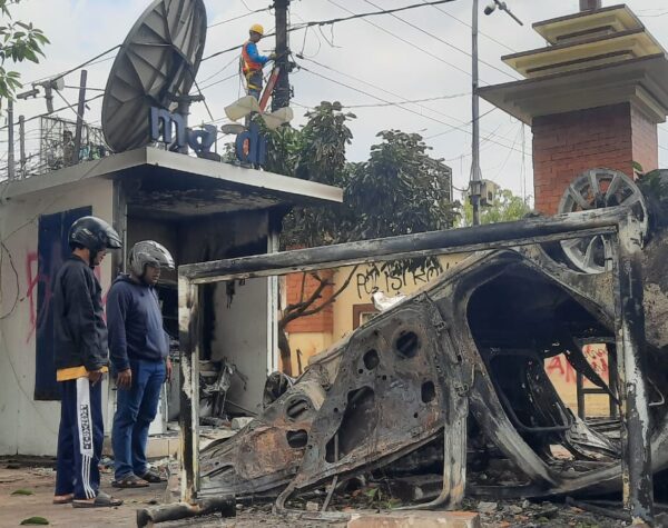 Buntut Demo Ricuh di Mapolda DIY Semalam, Petugas Bersihkan Bangkai Mobil hingga Mesin ATM