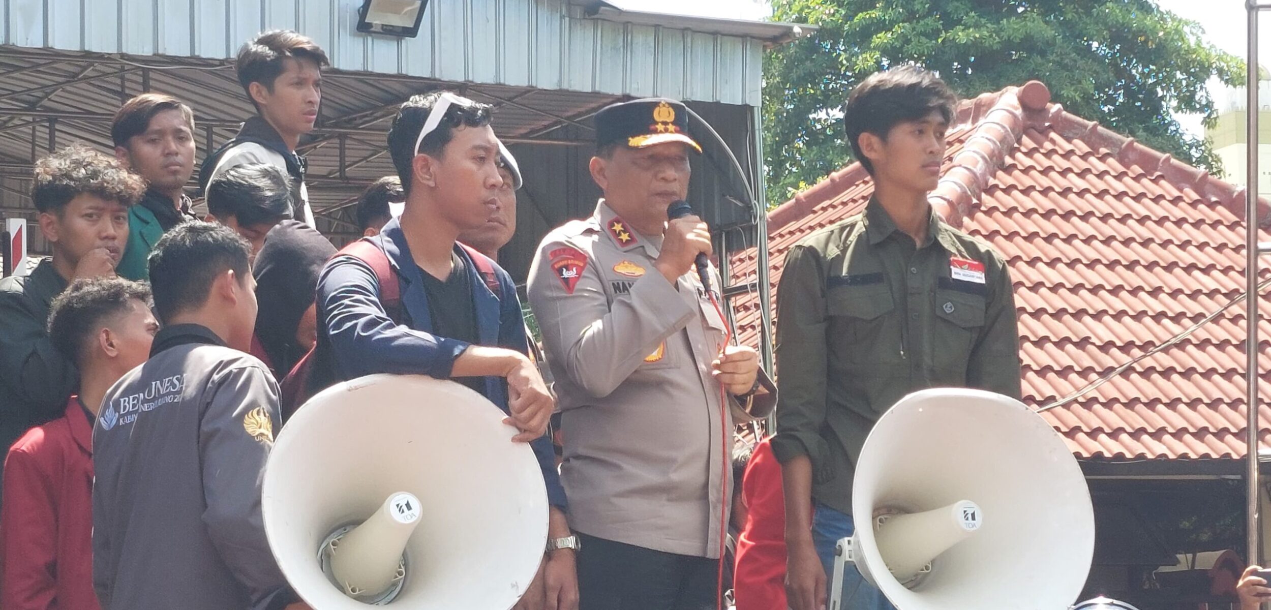 Kapolda Jatim Tenangkan Demontrasi Ribuan Mahasiswa, Janji Usut Tuntas Kematian Affan Kurniawan