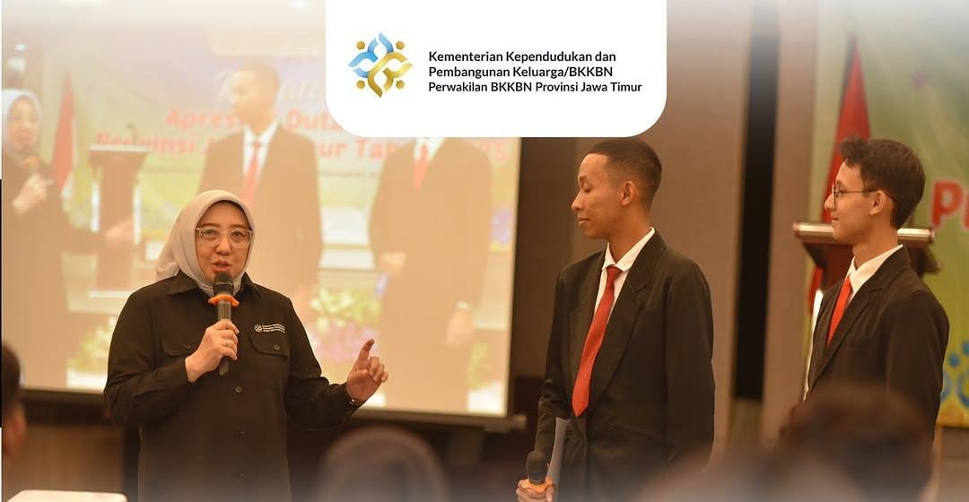 Kepala Perwakilan BKKBN Jawa Timur, Dra. Maria Ernawati saat membuka rangkaian final Apresiasi Duta Genre Jawa Timur 2025 (Foto : Instagram BKKBN Jatim)